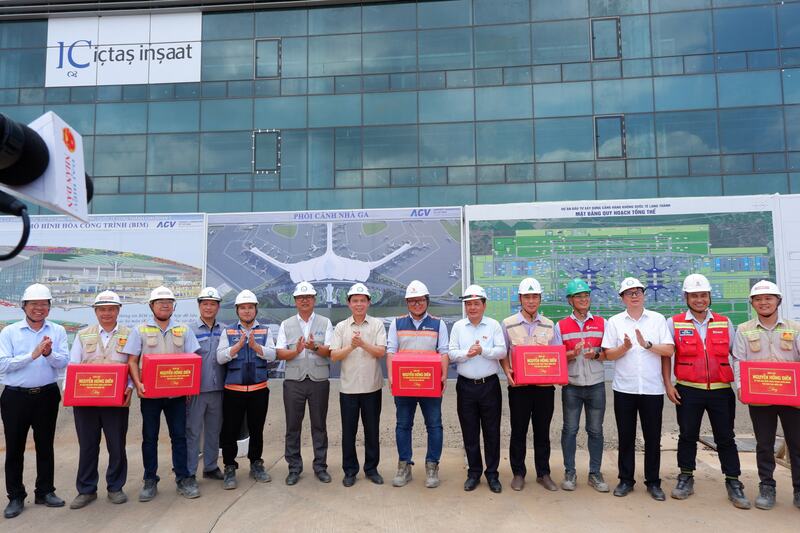 Phó Chủ tịch Quốc hội Nguyễn Hồng Diên tặng quà, động viên cán bộ, kỹ thuật, công nhân tại Cảng hàng không quốc tế Long Thành.