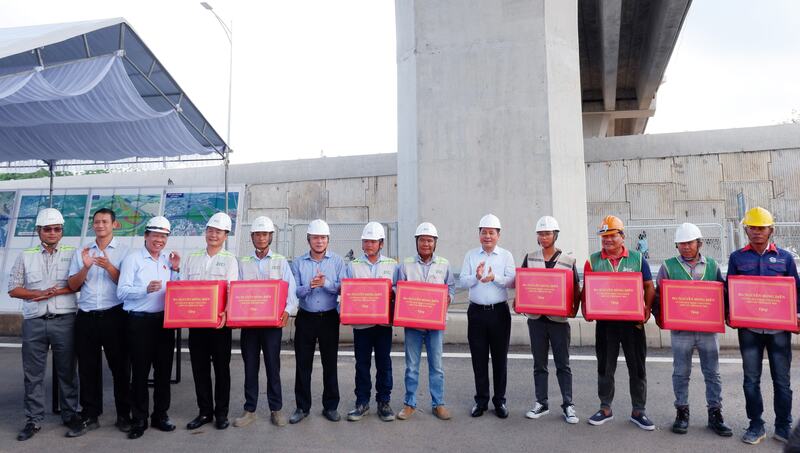 Phó Chủ tịch Quốc hội Nguyễn Hồng Diên tặng quà, động viên công nhân thi công tại công trình.