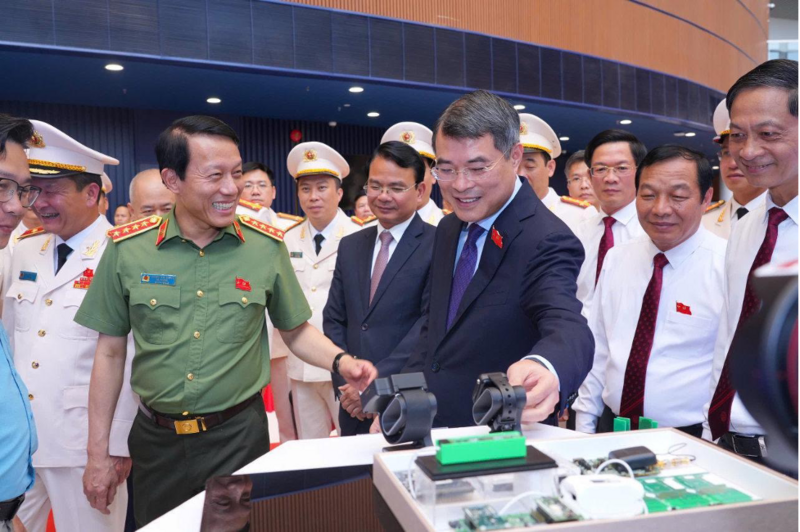 Thủ tướng Chính phủ Lê Minh Hưng, Bộ trưởng Bộ Công an Lương Tam Quang và các đại biểu tham quan khu vực trưng bày các sản phẩm công nghệ.