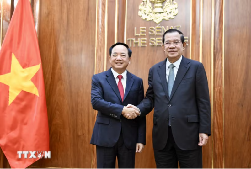 Chủ tịch CPP, Chủ tịch Thượng viện Campuchia Samdech Techo Hun Sen (phải) đón Trưởng Ban Tuyên giáo và Dân vận Trung ương Trịnh Văn Quyết tại trụ sở Thượng viện Campuchia. (Ảnh: Quang Anh/TTXVN)