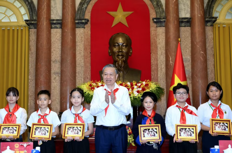 Tổng Bí thư, Chủ tịch nước Tô Lâm trao quà tặng các đại biểu đội viên tiêu biểu. (Ảnh: Đăng Khoa)