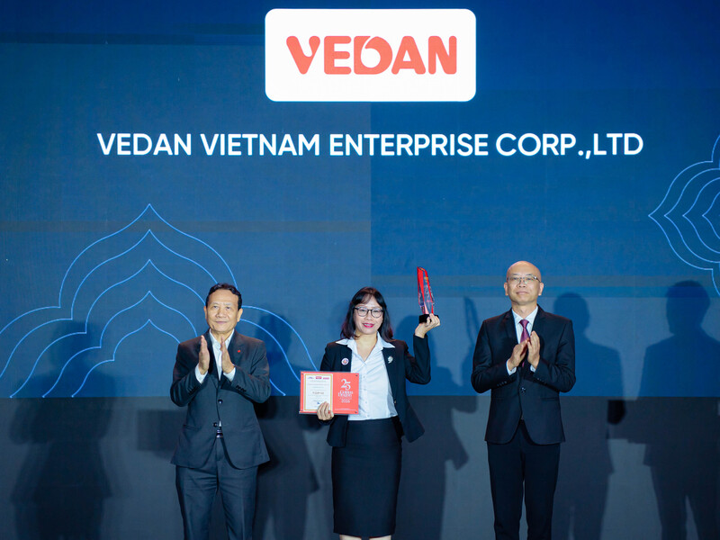 Bà Hà Thị Hòa Bình (đứng giữa), Phó giám đốc Vedan Việt Nam, đại diện doanh nghiệp nhận giải thưởng Rồng Vàng