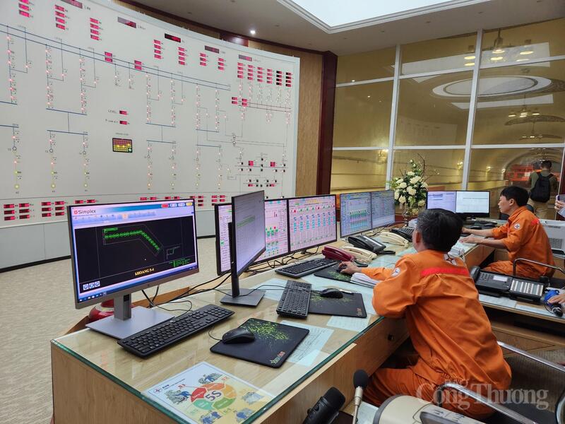 Phòng điều khiển trung tâm Nhà máy Thủy điện Hòa Bình. Công trình được khởi công năm 1979, góp phần quan trọng vào đảm bảo an ninh năng lượng quốc gia