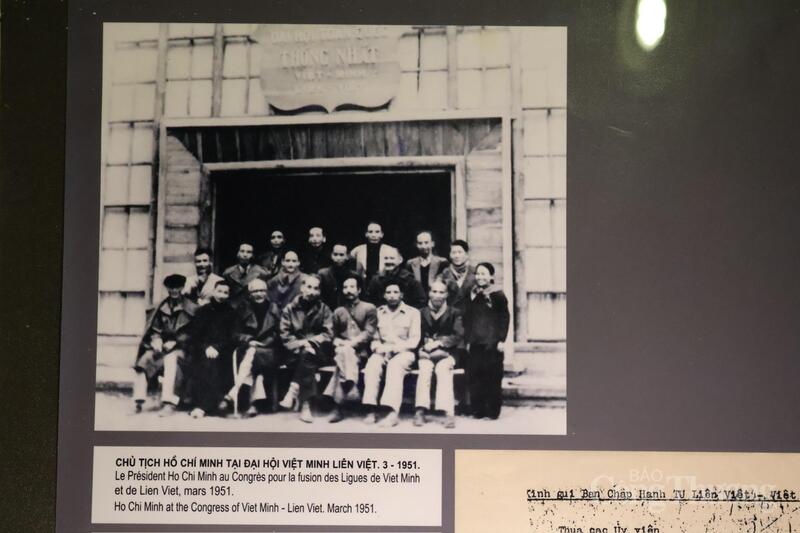 Bức ảnh Chủ tịch Hồ Chí Minh tại Đại hội Việt Minh Liên Việt tháng 3/1951.