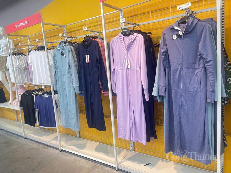 Các sản phẩm áo chống nắng thương hiệu Canifa được trưng bày trong một siêu thị tại Cầu Giấy.