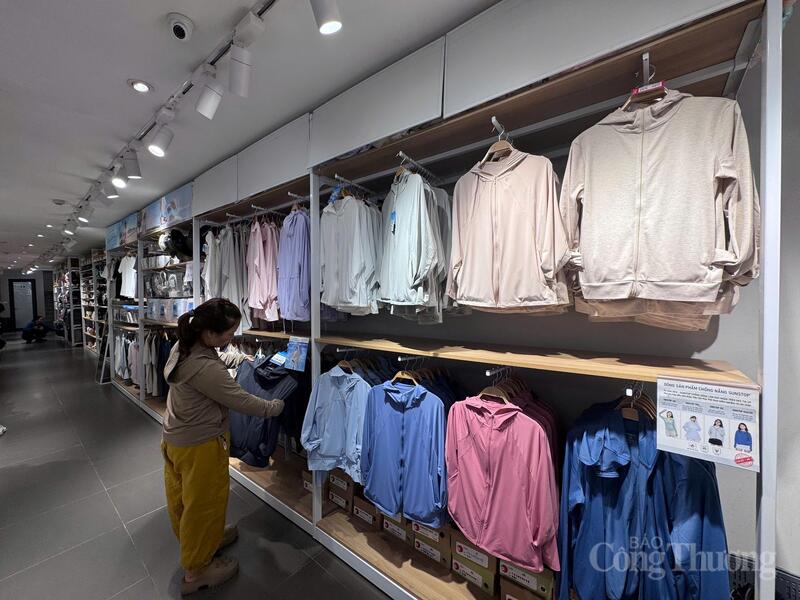Người dân lựa chọn mua áo chống nắng tại Tokyolife Quang Trung, Hà Đông.