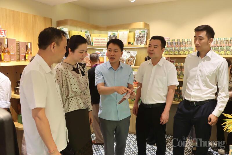 Ông Nguyễn Thanh Bình, Phó Cục trưởng Cục Quản lý và Phát triển thị trường trong nước (áo xanh) tìm hiểu về các sản phẩm trong chương trình