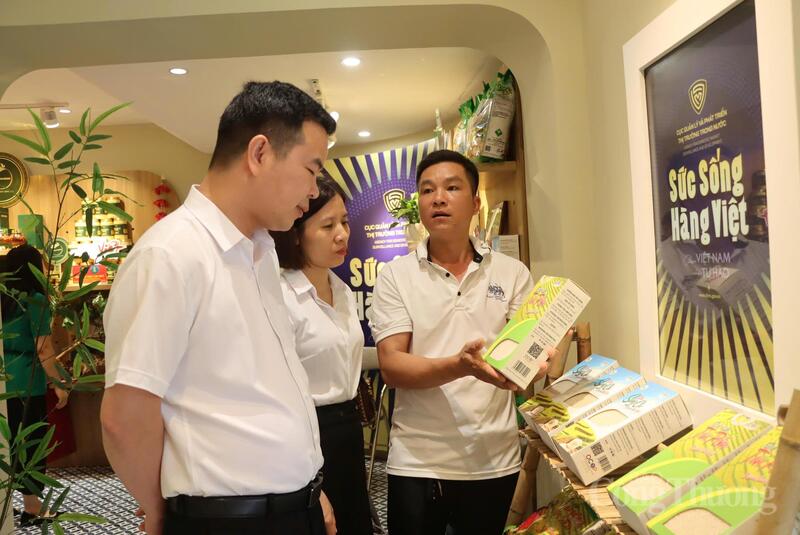 Sản phẩm gạo Séng Cù được đưa đến quảng bá tại chương trình