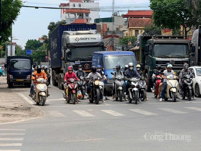 Hà Nội nắng nóng trên diện rộng, chạm ngưỡng nắng nóng với mức cao nhất phổ biến 35 - 38 độ C, chỉ số tia cực tím (UV) chạm ngưỡng nguy hiểm.