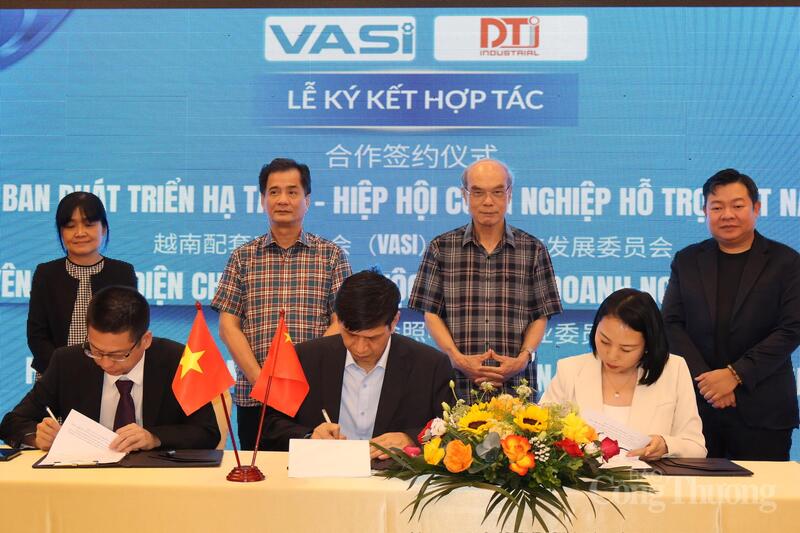 Lễ ký kết hàng loạt biên bản ghi nhớ hợp tác (MOU). Ảnh: Phương Hà