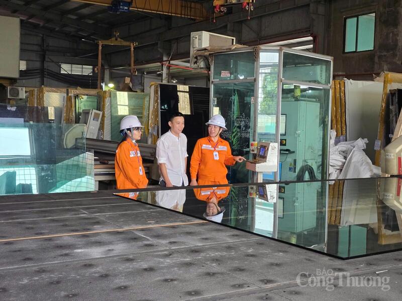 Công nhân Công ty Điện lực Bắc Ninh tuyên truyền sử dụng điện an toàn, tiết kiệm điện tại Công ty TNHH Tuyết Lan.