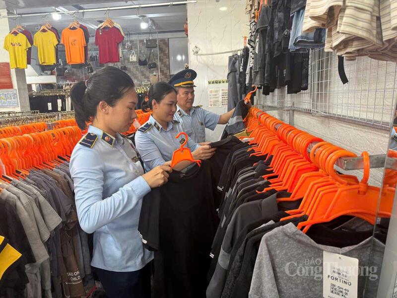 Đội QLTT số 3 kiểm tra cơ sở kinh doanh thời trang vi phạm quyền sở hữu trí tuệ. Ảnh: QLTT Hà Tĩnh