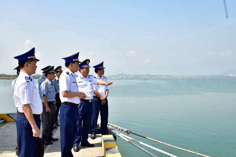 Thiếu tướng Trần Văn Lượng Phó Tư lệnh, Tham mưu trưởng Cảnh sát biển Việt Nam kiểm tra khu neo đậu tàu thuyền của Vùng Cảnh sát biển 2. Ảnh: Nam Trung