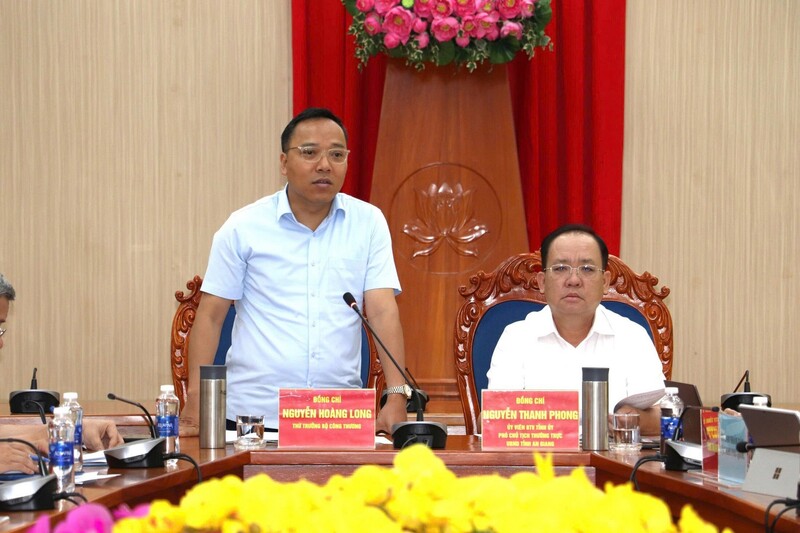 Thứ trưởng Bộ Công Thương Nguyễn Hoàng Long phát biểu chỉ đạo tại buổi làm việc. Ảnh: Như Ngọc