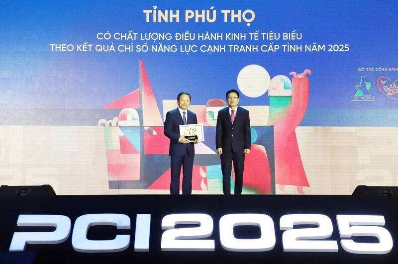 Phó Chủ tịch UBND tỉnh Phú Thọ Phan Trọng Tấn nhận Kỷ niệm chương và Giấy chứng nhận của VCCI công nhận địa phương có chất lượng điều hành kinh tế tiêu biểu. Ảnh: Đức Hiền
