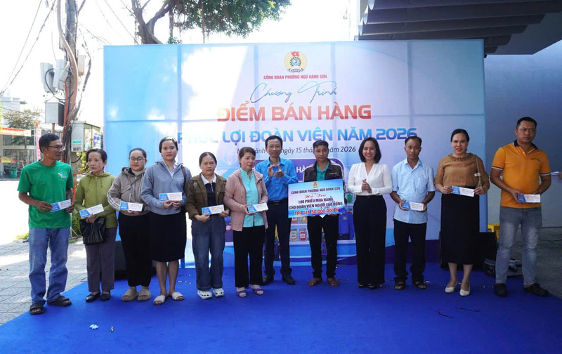 Trao tặng các phiếu mua hàng cho đoàn viên, người lao động để mua hàng tại "Điểm bán hàng phúc lợi đoàn viên". Ảnh: Bình An