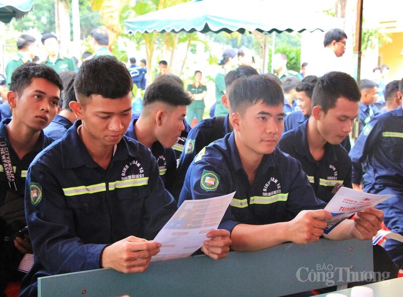 Các khu vực tư vấn, tiếp nhận hồ sơ tuyển dụng diễn ra sôi nổi với sự quan tâm của đông đảo các em.