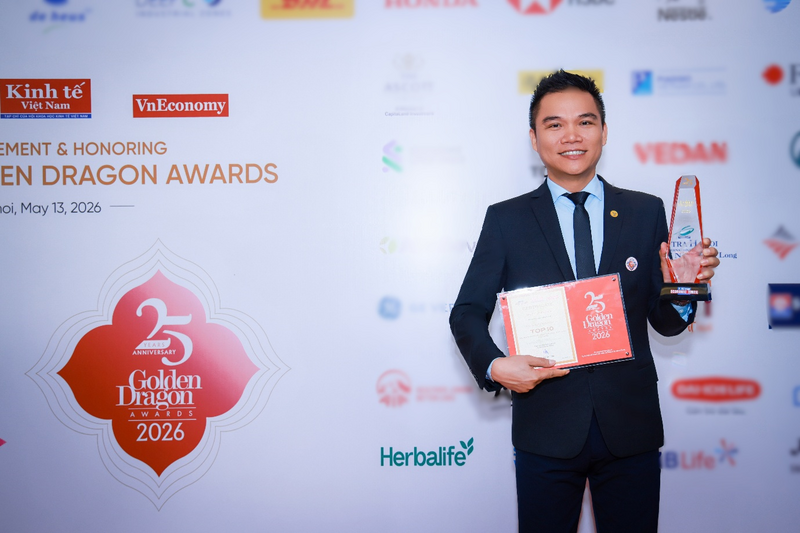 Ông Nguyễn Thành Đạt – Đại diện Herbalife Việt Nam nhận Giải Rồng Vàng 2026 tại Hà Nội