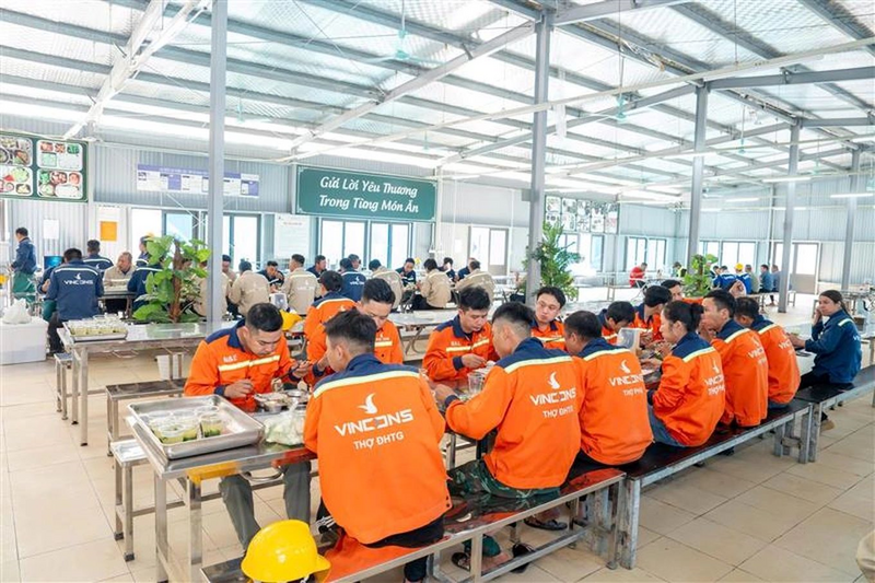 Với việc tuyển dụng quy mô lớn 20.000 lao động giai đoạn 1 tại khu vực Nam Hà Nội, Vingroup hướng tới hỗ trợ người dân có đất bị thu hồi, tạo sinh kế bền vững và nâng cao chất lượng cuộc sống thông qua mức thu nhập và phúc lợi vượt trội so với thị trường.
