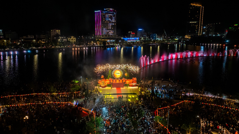 Trình diễn nhạc nước Halo Bay Show tại Khu đô thị vịnh biển Halong Marina (phường Bãi Cháy, Quảng Ninh)