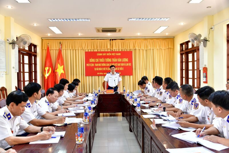 Thiếu tướng Trần Văn Lượng Phó Tư lệnh, Tham mưu trưởng Cảnh sát biển Việt Nam kiểm tra tại Hải đoàn 21, Vùng Cảnh sát biển 2. Ảnh: Nam Trung