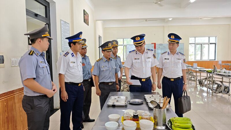 Đoàn công tác kiểm tra công tác bảo đảm ăn uống của đơn vị. Ảnh: Nam Trung