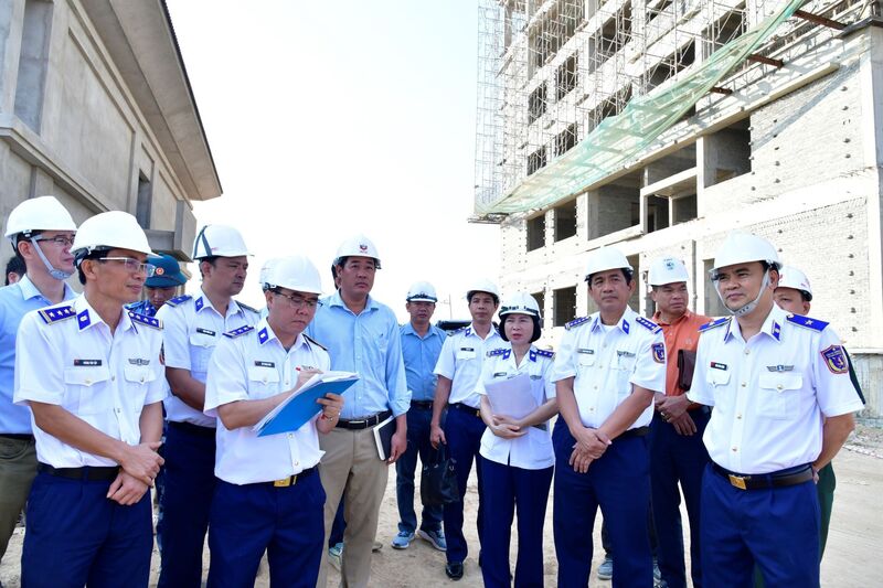 Thiếu tướng Trần Văn Lượng Phó Tư lệnh, Tham mưu trưởng Cảnh sát biển Việt Nam kiểm tra tiến độ thi công các công trình tại Vùng Cảnh sát biển 2. Ảnh: Nam Trung