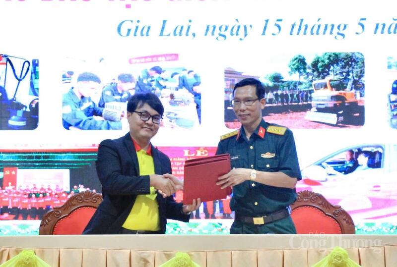 Trường Cao đẳng nghề số 21 - Binh đoàn 15 ký kết hợp tác đào tạo với các doanh nghiệp. Ảnh: Hiền Mai