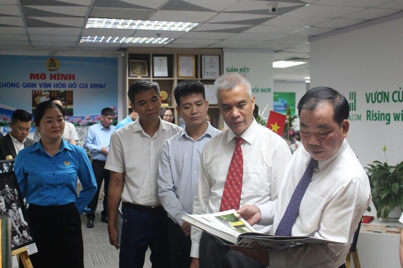 Ông Nguyễn Quang Huân, Chủ tịch HĐQT Halcom Việt Nam (bìa phải) cùng khách mời trải nghiệm “Không gian văn hóa Hồ Chí Minh” tại doanh nghiệp. Ảnh: Lam Nguyên