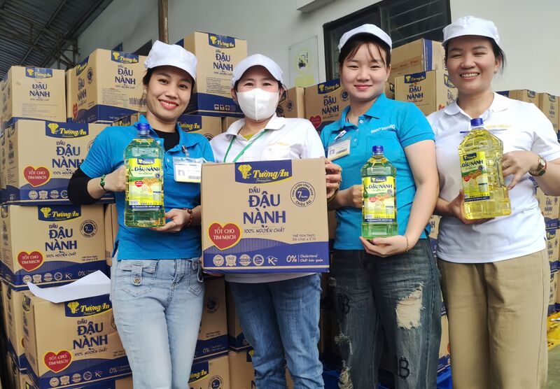 Công nhân phấn khởi khi nhận được những phần quà hỗ trợ từ công ty. Ảnh: Công đoàn Công ty Sedo Vinako.