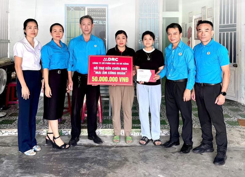 Công đoàn Công ty cổ phần Cao su Đà nẵng trao hỗ trợ “Mái ấm Công đoàn” cho gia đình có hoàn cảnh khó khăn. Ảnh: Công đoàn DRC