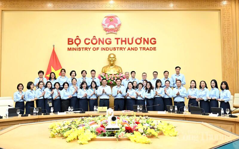 Bộ trưởng Lê Mạnh Hùng cùng tập thể Vụ Kế hoạch, Tài chính và Quản lý doanh nghiệp. Ảnh: Cấn Dũng