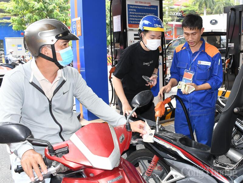 Tính đến ngày 15/5, độ phủ xăng E10 của Petrolimex Sài Gòn đạt khoảng 80% số cửa hàng và dự kiến hoàn thành chuyển đổi toàn bộ xăng sinh học E10 vào ngày 20/5. Ảnh: Thanh Minh.
