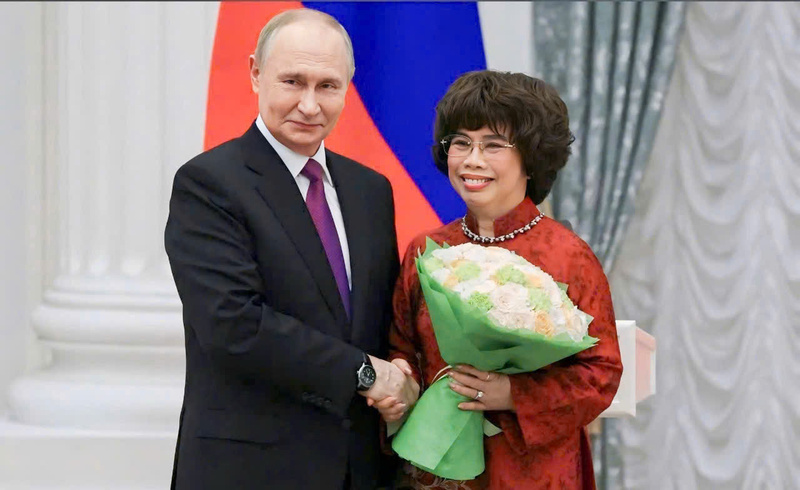 Anh hùng Lao động Thái Hương nhận Huân chương Hữu nghị của Nhà nước Liên bang Nga do đích thân Tổng thống Putin trao tại điện Kremlin.
