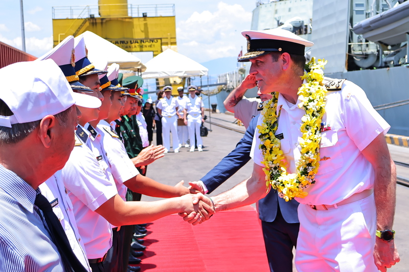Lễ đón tàu HMCS Charlottetown của Hải quân Canada tại cảng Tiên Sa. Ảnh: Diễm Phúc