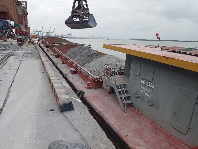 Bốc xúc thạch cao lên tàu biển