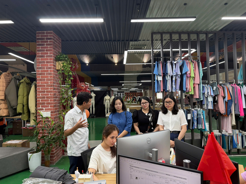 Các đại biểu đã tham quan thực tế hoạt động sản xuất tại doanh nghiệp.