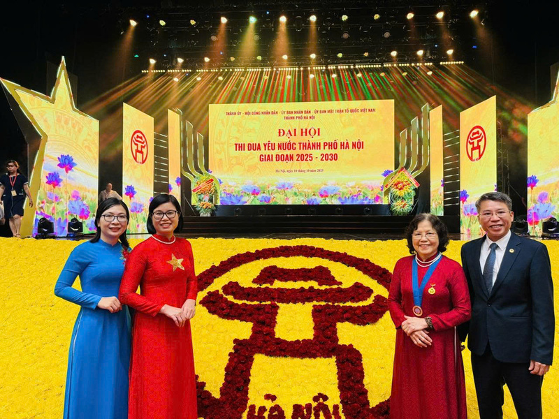 Nghệ sĩ Nhân dân Nguyễn Thị Hiền - Chủ tịch Hội đồng quản trị Trường Tiểu học Đoàn Thị Điểm và Nhà giáo Ưu tú Đào Thị Thủy - Hiệu trưởng Trường Tiểu học Đoàn Thị Điểm - Hà Nội dự Đại hội thi đua yêu nước thành phố Hà Nội giai đoạn 2020-2025.