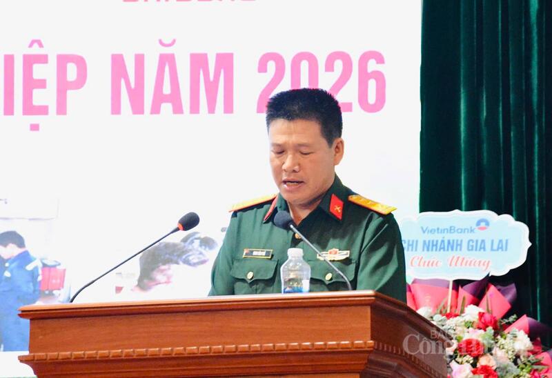 Thượng tá Đinh Văn Phê, Phó hiệu trưởng kiêm Trưởng phòng đào tạo Trường Cao đẳng nghề số 21 phát biểu khai mạc. Ảnh: Hiền Mai