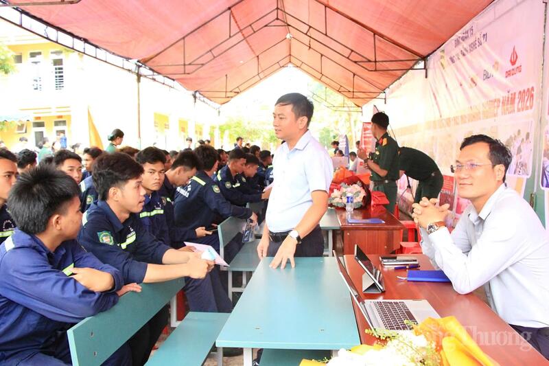 Ngày hội việc làm được xem là cầu nối quan trọng giữa nhà trường và doanh nghiệp, giúp học sinh, sinh viên tiếp cận trực tiếp nhu cầu tuyển dụng, môi trường làm việc và xu hướng thị trường lao động hiện nay.