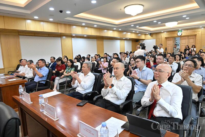 Các đại biểu tham dự buổi lễ. Ảnh: Cấn Dũng