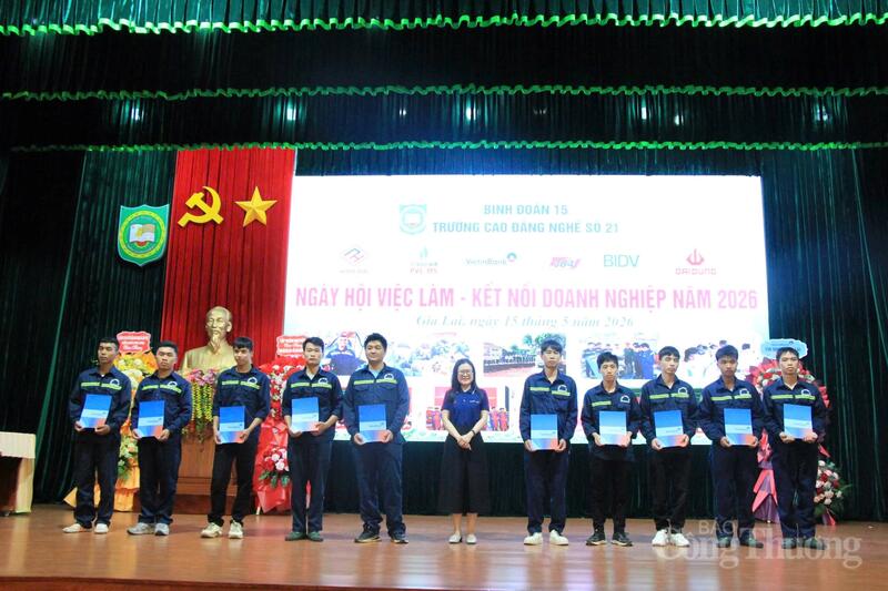 Dịp này, đại diện các doanh nghiệp và đơn vị đồng hành cũng trao tặng nhiều phần học bổng ý nghĩa cho học sinh, sinh viên của nhà trường nhằm động viên tinh thần học tập, tiếp thêm động lực cho các em trên hành trình lập thân, lập nghiệp.