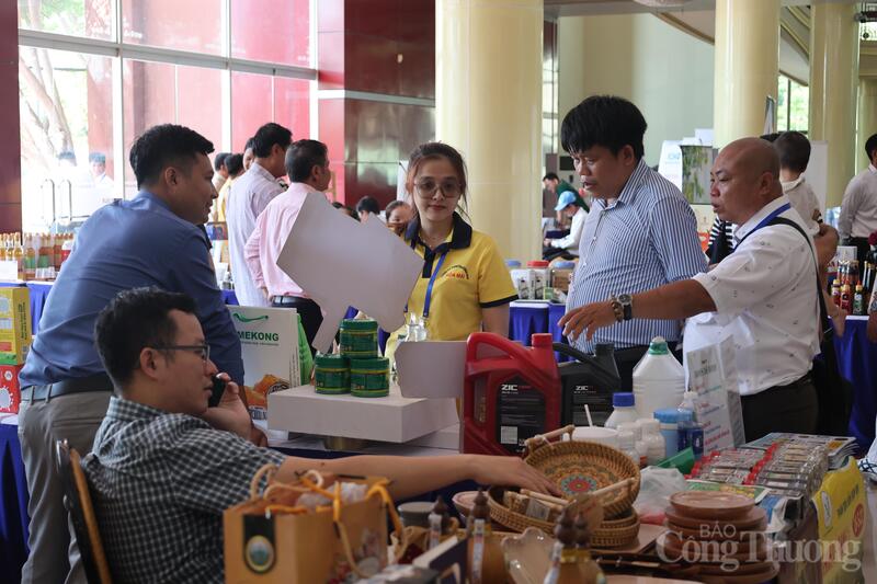 Các sản phẩm công nghiệp nông thôn tiêu biểu của một số địa phương phía Nam được trưng bày, giới thiệu bên lề hội nghị.