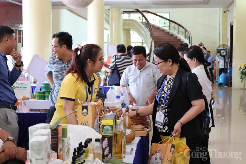 Hoạt động kết nối giao thương giữa doanh nghiệp hai nước diễn ra sôi nổi bên lề hội nghị.