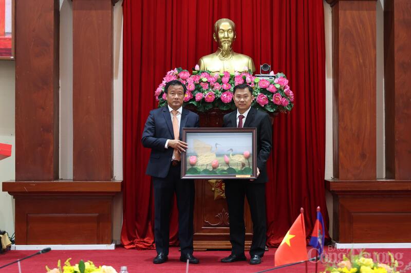 Phó Chủ tịch UBND tỉnh Đồng Tháp Nguyễn Phước Thiện trao quà lưu niệm cho các đại biểu phía Campuchia.