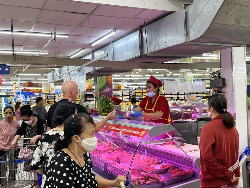 Khách hàng lựa chọn thực phẩm tươi sống tại Saigon Co.op cho bữa ăn gia đình ngày hè.