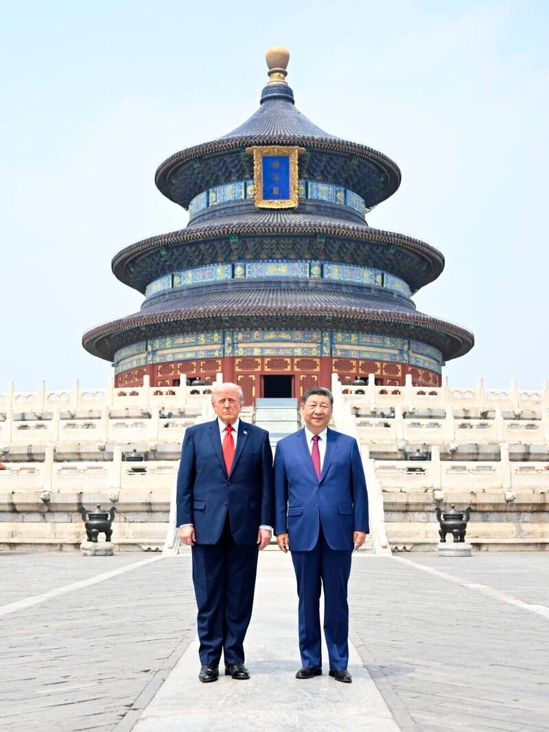Hai nhà lãnh đạo đã chụp ảnh lưu niệm trước Điện Kỳ Niên. Ảnh: Xinhua
