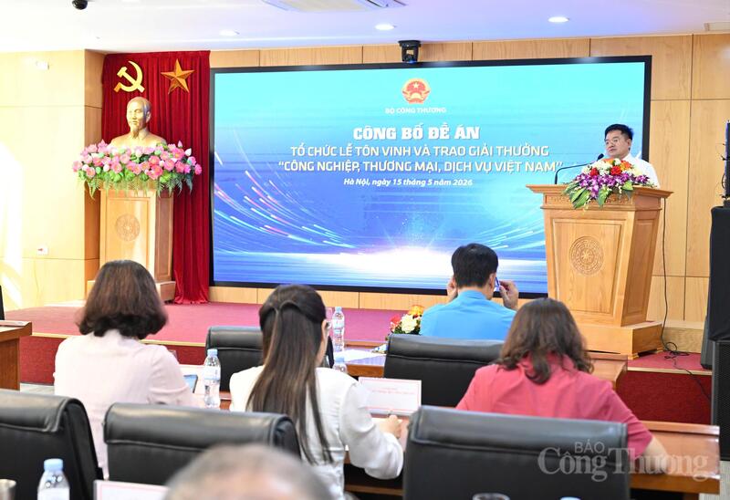 Tổng Biên tập Báo Công Thương Nguyễn Văn Minh phát biểu công bố Đề án tổ chức “Lễ tôn vinh và Trao Giải thưởng Công nghiệp, Thương mại, Dịch vụ Việt Nam”. Ảnh: Cấn Dũng