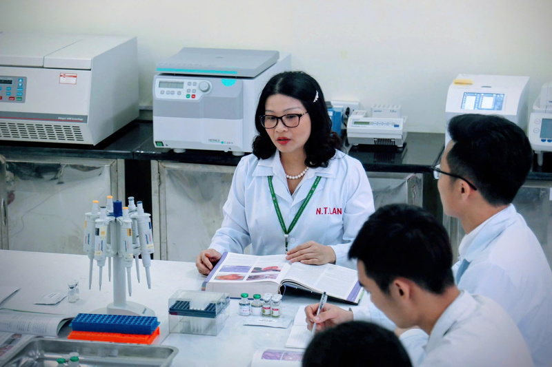 Trong bối cảnh nông nghiệp chuyển mình theo hướng xanh và hiện đại, liên kết “3 nhà” trở thành yêu cầu tất yếu nhằm gắn đào tạo, nghiên cứu với thực tiễn, thúc đẩy đổi mới sáng tạo và nâng cao chất lượng nguồn nhân lực. Ảnh minh họa