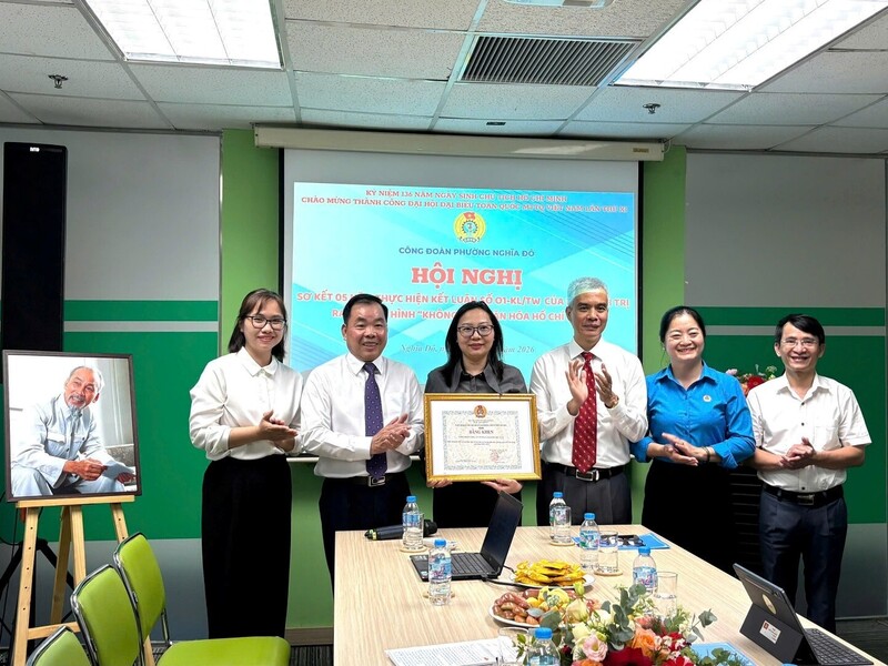 Ban Chấp hành Công đoàn Halcom Việt Nam nhận khen thưởng vì các thành tích xuất sắc trong thời gian qua. Ảnh: Lam Nguyên